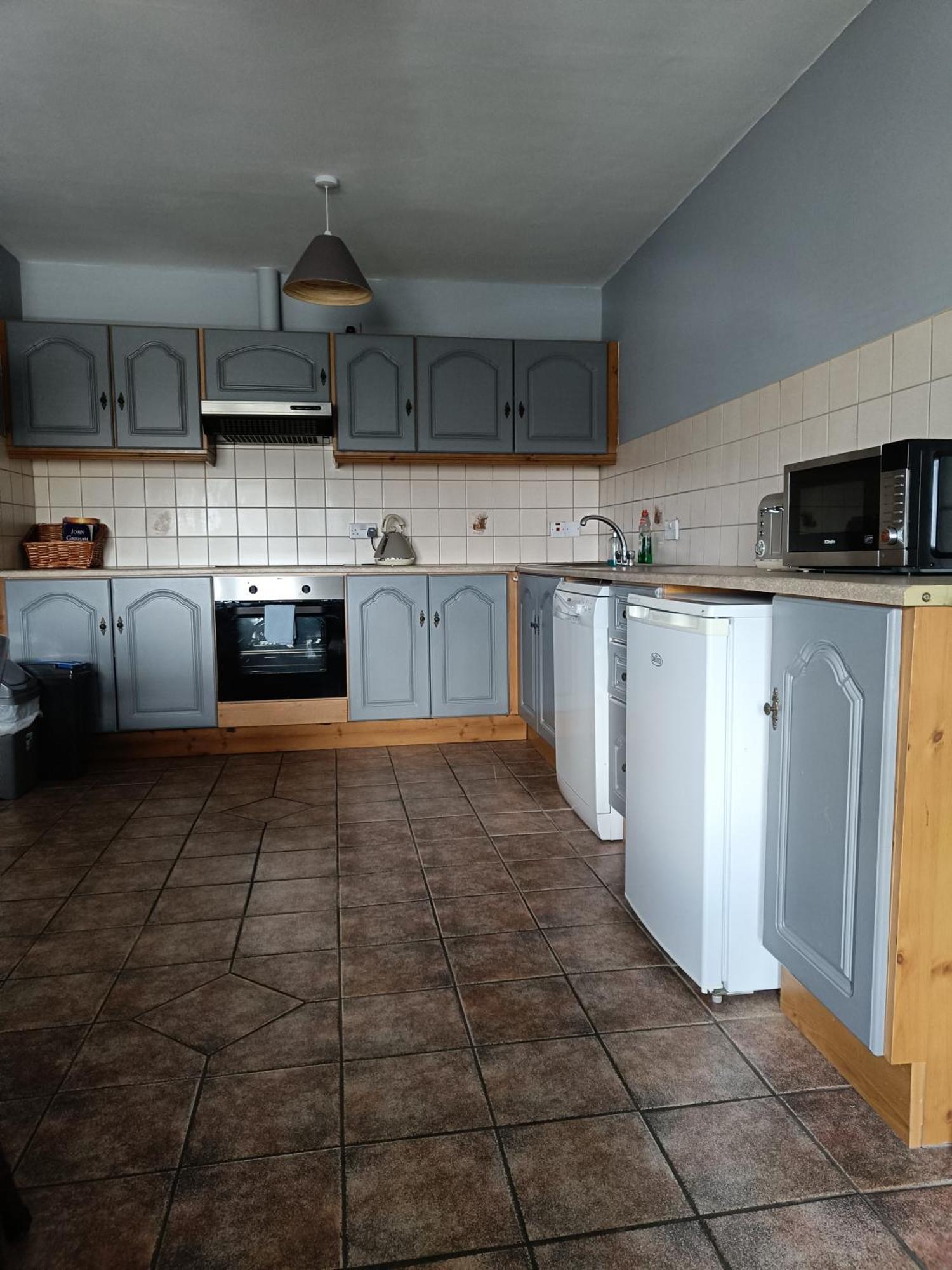 Dingle Town Center Apartment Room photo