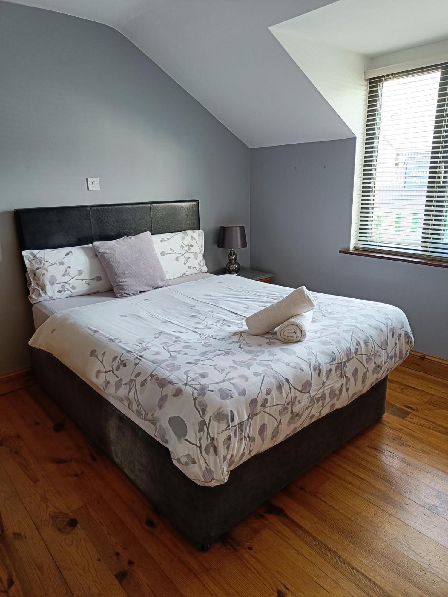 Dingle Town Center Apartment Room photo